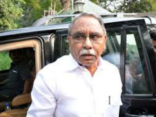 కేవీపీ సతీమణి కోరిక మేరకు వైఎస్సార్ పై పుస్తకం రాశానన్న ఉండవల్లి అరుణ్ కుమార్