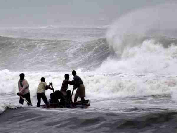 వర్షంలోనూ పనులు చేయిస్తున్న ట్రాన్స్కో సీఎండీ..! శబ్బాష్ అంటున్న కొలీగ్స్..!!