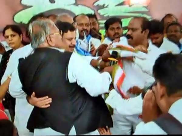 విద్యార్థి కుటుంభాలకు కోటి రుపాయల ఎక్స్గ్రేషియా డిమాండ్