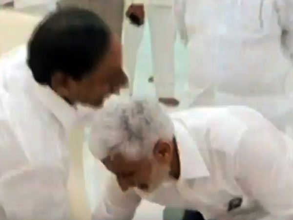 Shocking ... MP Vijayasai reddy touched the feet of Telangana CM KCR Shocking ... MP Vijayasai reddy touched the feet of Telangana CM KCR