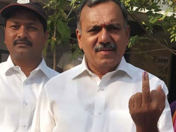 చూపుడు వేలు నుంచి మధ్యన వేలు దాకా..!