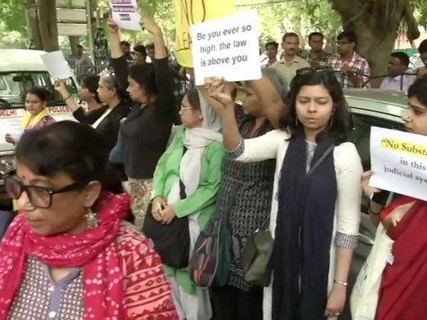 Cops Remove Protestors From SC, Sec 144 Imposed Cops Remove Protestors From SC, Sec 144 Imposed