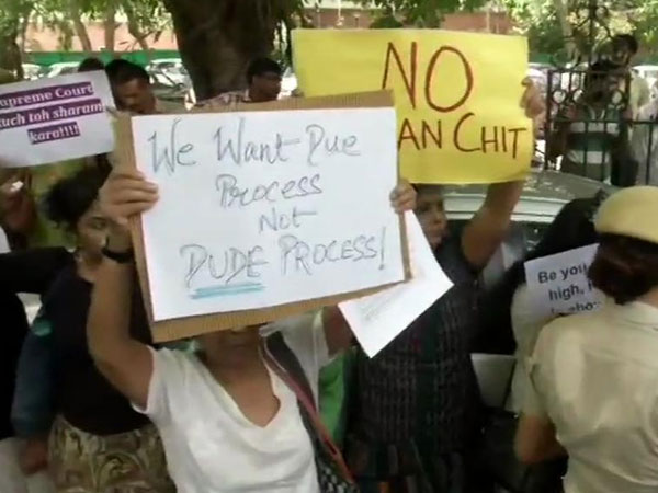 Cops Remove Protestors From SC, Sec 144 Imposed Cops Remove Protestors From SC, Sec 144 Imposed