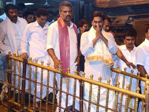 తిరుమల శ్రీవారిని దర్శించుకున్న జగన్ .. ప్రత్యేక పూజలు1