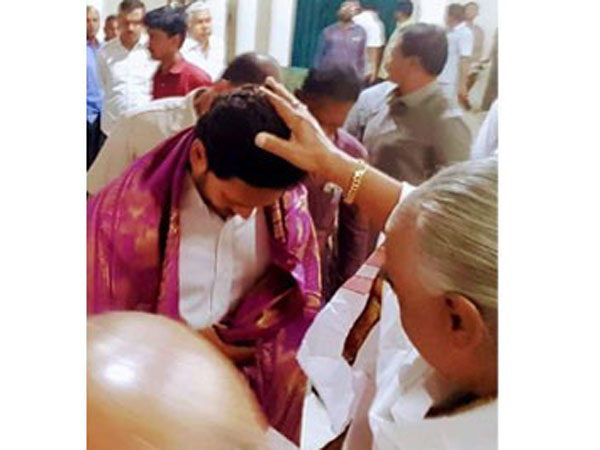 ex TTD chief priest Ramana Deekhsitulu met Jagan and discussed personally.. ex TTD chief priest Ramana Deekhsitulu met Jagan and discussed personally..