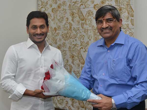Jagan started Reviews with officials is became discussion in AP.. Jagan started Reviews with officials is became discussion in AP..
