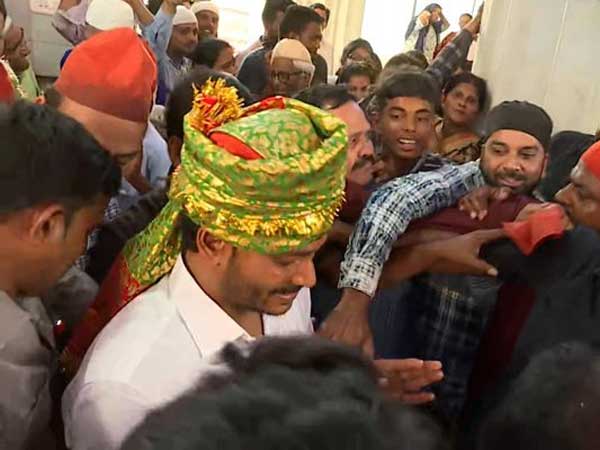 YSRCP President YS Jagan visited Ameenpeer Dargah at Kadapa YSRCP President YS Jagan visited Ameenpeer Dargah at Kadapa