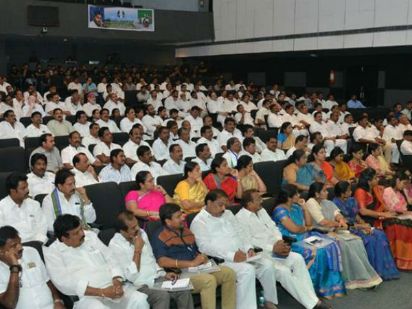 పాత కొత్త కలయికతో మంత్రివర్గం..! జగన్ మనసులో ఏముంది..!!