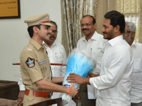 Senior Bureaucrats Andhra formally met CM designated YS Jagan Senior Bureaucrats Andhra formally met CM designated YS Jagan