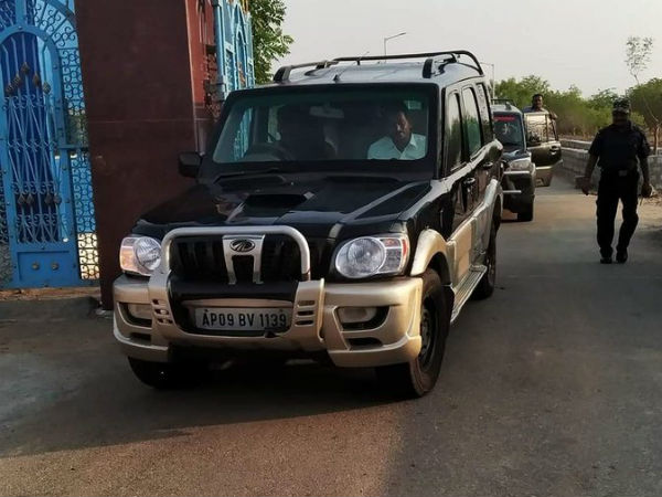 YS Jagan reaches Kadapa on his journey towards Pulivendula YS Jagan reaches Kadapa on his journey towards Pulivendula