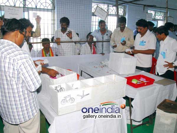ఇండిపెండెంట్ల జోరు.. చాలాచోట్ల నామినేషన్లు