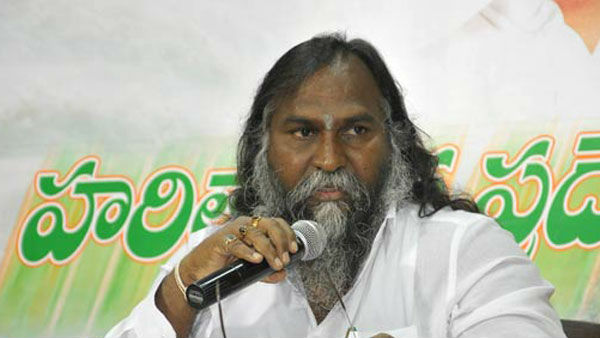 కాళేశ్వరంకు రావడంపై తెలంగాణ కాంగ్రెస్లో భిన్నవాదనలు