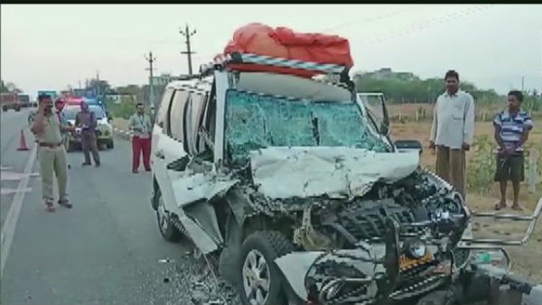 Five people dead and 3 injured, after a car hit a parked truck Five people dead and 3 injured, after a car hit a parked truck