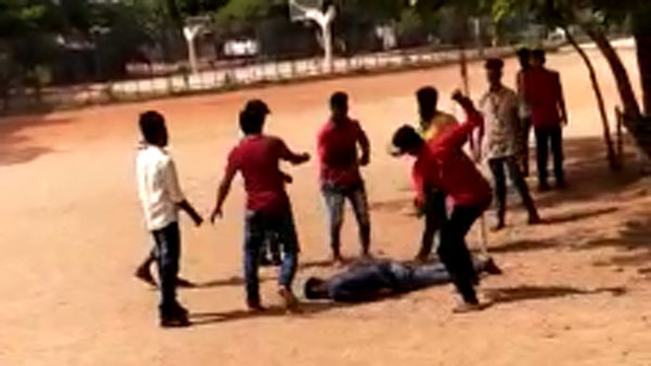 Gang war between college students at Anantapur Arts College Gang war between college students at Anantapur Arts College