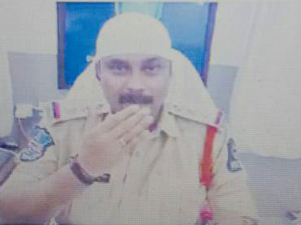 MLA Raja Singh,who expressed objection with CI Greetings with Muslim hat..!! MLA Raja Singh,who expressed objection with CI Greetings with Muslim hat..!!