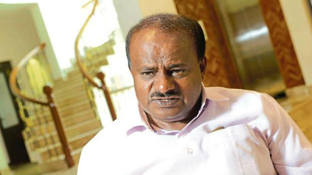 karnataka cm kumara swamy rash behaviour with public karnataka cm kumara swamy rash behaviour with public