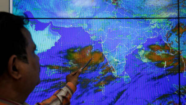 గంటకు 140 నుంచి 165 కిలోమీటర్ల వేగంతో గాలులు