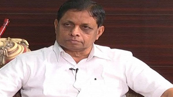 జగన్ ఫిరాయింపులపై తన నిర్ణయం చెప్పిన నేపధ్యంలో చంద్రబాబుని విమర్శిస్తున్న నేతలు
