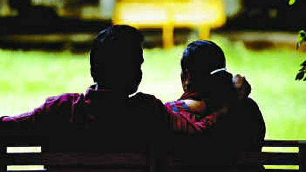 అవకాశాల పేరిట మోసం.. లక్షలు మాయం