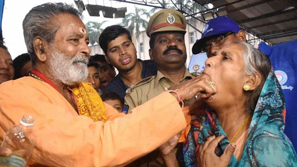 చేప ప్రసాదం పంపిణీకి గ్రీన్ సిగ్నల్ ఇచ్చిన హైకోర్టు .. పిటీషనర్ పై పలు ప్రశ్నలు సంధించిన కోర్టు