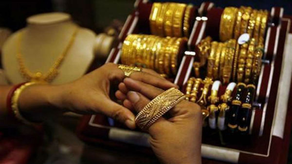 బంగారం కొంటున్న బ్యాంకులు