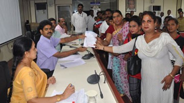 అవమానాలు, ఛీత్కారాలు.. జీవనోపాధి లేక భిక్షాటన