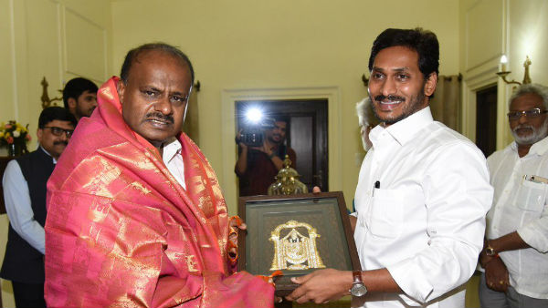 పొరుగు ముఖ్యమంత్రులతో..