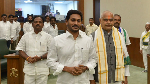 చంద్రబాబును టార్గెట్ చేసిన జగన్..! ప్రేక్షక పాత్ర వహించిన బాబు..!!