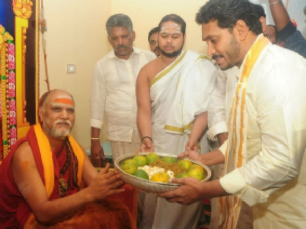 CM YS Jagan to visit swaroopananda .. interest on their meet CM YS Jagan to visit swaroopananda .. interest on their meet