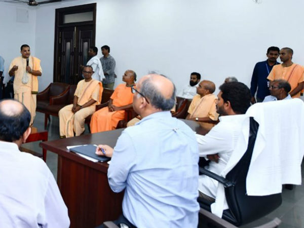 తొలి రోజు సీఎంగా జగన్ ఏం చేసారంటే..