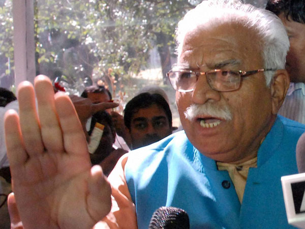 Khattar fumes over party worker for trying to take selfie Khattar fumes over party worker for trying to take selfie