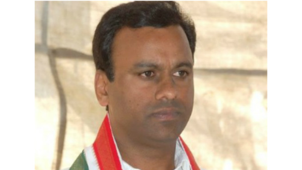 రాజగోపాల్రెడ్డి బీజేపీ అధ్యక్షుడు అమిత్ షాను కలిసి కమలదళంలో చేరే అవకాశం నల్లగొండ జిల్లా మునుగోడు కాంగ్రెస్ ఎమ్మెల్యే కోమటిరెడ్డి రాజగోపాల్రెడ్డికాంగ్రెస్ పార్టీ పట్ల తీవ్ర అసహనంతో ఉన్నారు. అందుకే ఆయన పార్టీ మారేందుకు సిద్ధమయ్యారు. ఈ నేపధ్యంలో జూన్ 17వ తేదీ సోమవారం ఢిల్లీ వెళ్లనున్న రాజగోపాల్రెడ్డి బీజేపీ అధ్యక్షుడు అమిత్ షాను కలిసి కమలదళంలో చేరే అవకాశం ఉందని భావిస్తున్నారు. ఇది ఇప్పుడు రాజకీయ వర్గాల్లో హాట్ టాపిక్ గా మారింది . కాంగ్రెస్ పార్టీ అసెంబ్లీ, పార్లమెంటు ఎన్నికల్లో ఓడిపోవటానికి కాంగ్రెస్ పార్టీ రాష్ట్ర నాయకత్వమే కారణమని , కానీ రాష్ట్ర నాయకత్వాన్ని మార్చే విషయంలో అధిష్టానం నిమ్మకు నీరెత్తినట్టు వ్యవహరిస్తుందని కాంగ్రెస్ నేత రాజగోపాల్ రెడ్డి ఆరోపిస్తున్నారు. ఇక రాష్ట్ర నాయకత్వంలో మార్పు లేకుంటే రాష్ట్రంలో కాంగ్రెస్కు భవిష్యత్ లేదన్న నిర్ణయానికి వచ్చారు రాజగోపాల్రెడ్డి. మునుగోడు నుండి ఎమ్మెల్యేగా గెలిచినా తనకు టీపీసీసీ అధ్యక్షుడిగా అవకాశం ఇవ్వాలని కోరారు. కానీ దానిపై అధిష్టానం స్పందించలేదు . ఇక ఈ నేపధ్యంలోనే ఆయన తన అసహనాన్ని వెళ్లగక్కారు . దేశప్రజలంతా బీజేపీ, ప్రధాని మోదీ వైపు చూస్తున్నారన్న వాదాన్ని వినిపించారు. ఇక దీంతో ఆయన పార్టీ మారతారనే భావన తెరమీదకు వచ్చింది.