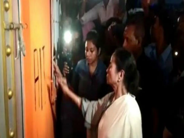 Mamata Banerjee breaks open BJP office, paints party symbol on wall Mamata Banerjee breaks open BJP office, paints party symbol on wall