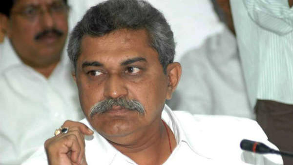 రాళ్ళపాడు ప్రాజెక్ట్ నుండి కామధేనువు ప్రాజెక్ట్ కు నీరు తరలించటంపై రైతుల ధర్నా ..వారితో పాటు ధర్నాలో వైసీపీ ఎమ్మెల్యే