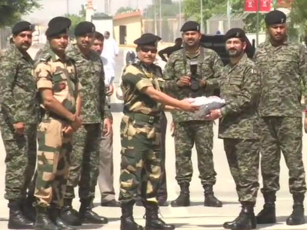 Ramadan: BSF personnel exchange sweets at borders with Pakistan, Bangladesh Ramadan: BSF personnel exchange sweets at borders with Pakistan, Bangladesh