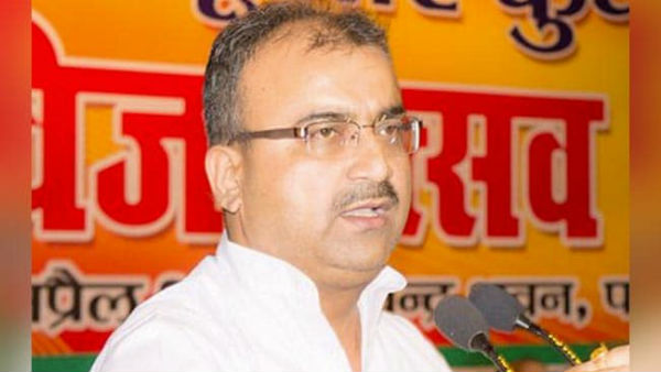 ప్రెస్ మీట్లోనే క్రికెట్ గురించి ఆరా