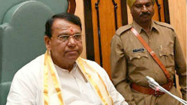 తెలంగాణలో ఫిరాయింపులపై నిర్ణయం తీసుకోని స్పీకర్ పోచారం