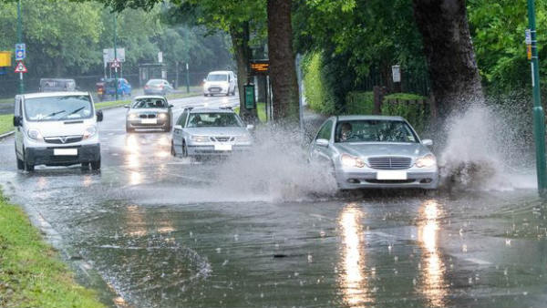 Dust storm hits Delhi, drop in temperatures gives relief to citizens Dust storm hits Delhi, drop in temperatures gives relief to citizens