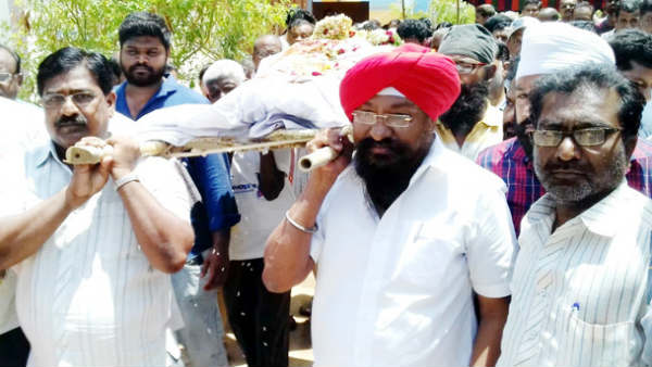 పాడే మోసి ప్రారంభించిన మేయర్..