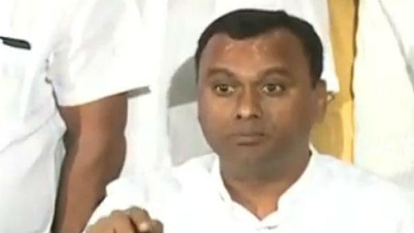 ఉపేక్షిస్తే లాభం లేదు వేటు వెయ్యండి అంటున్న కాంగ్రెస్ నేతలు .. రియాక్షన్ ఎలా ఉంటుందో