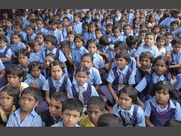 పట్టించుకునేవారు లేక.. విద్యాహక్కు చట్టానికి తూట్లు..!