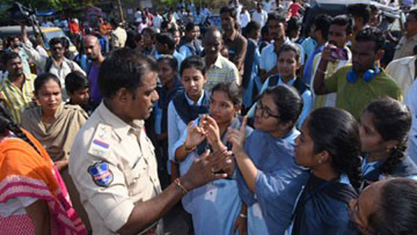 సమస్యలపై గొంతెత్తిన విద్యార్థినులు.. రాస్తారోకో