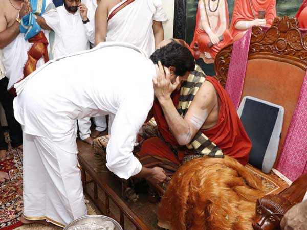 పీఠాదిపతి మెరుపు లాంటి ముద్దు..! ఉక్కిరిబిక్కిరైన జగన్..!!