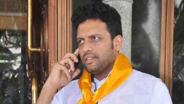 తండ్రి పార్టీ ఫిరాయింపు .. కొడుకు మాత్రం పార్టీ మారనని ప్రకటన