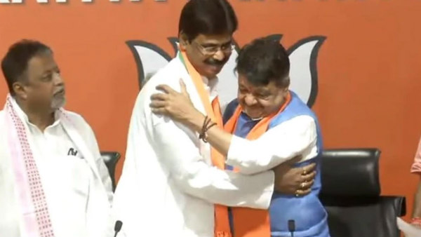 TMC MLA, 12 councillors cross border to BJP TMC MLA, 12 councillors cross border to BJP