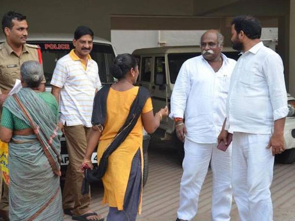 విజయోత్సవ ర్యాలీలో జగన్ పై అనుచిత వ్యాఖ్యలు చేసిన టీడీపీ ఎమ్మెల్యే వెలగపూడి రామకృష్ణబాబు.. వైసీపీ ఫిర్యాదు