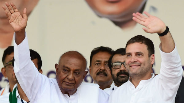 Former PM and JDS supremo HD Deve Gowda met Congress president Rahul Gandhi in New Delhi. Former PM and JDS supremo HD Deve Gowda met Congress president Rahul Gandhi in New Delhi.
