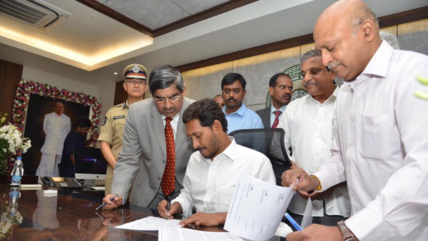 నవరత్నాలు పొదిగిన ఛాంబర్