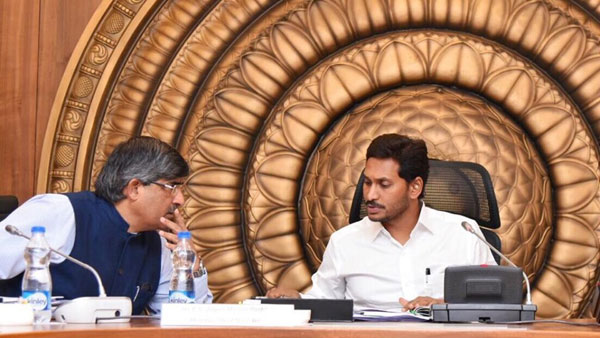 పర్యవేక్షణ బాధ్యత గ్రామ వలంటీర్లకు..