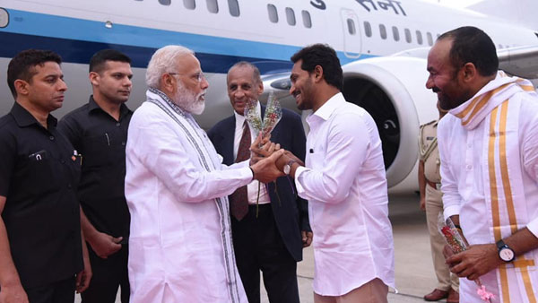 మోడీ ఆశీర్వాదం తీసుకునేందుకు మోడీ కాళ్లపై జగన్